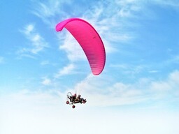 Ознакомительный полет на параплане - Подарки в Екатеринбурге, подарочные сертификаты | интернет-магазин подарков с доставкой